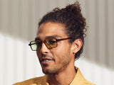 Model trägt Moscot Shindig Sun in Größe 50, Farbe Tobacco, Tönung Limelight