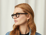Model trägt Moscot Telena in Größe 41, Farbe Tortoise/Black
