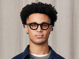 Model trägt Moscot Telena in Größe 44, Farbe Black