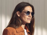 Model trägt Moscot Clipzen in Größe 46, Farbe Gold, Tönung Denim Blue