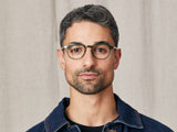 Model trägt Moscot Vantz in Größe 47, Farbe Pine