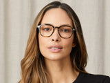 Model trägt Moscot Vantz in Größe 50, Farbe Brown/Bamboo