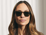Model trägt Moscot Vantz Sun in Größe 50, Farbe Brown/Bamboo, G-15 Gläser
