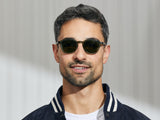 Model trägt Moscot Vantz Sun in Größe 47, Farbe Pine, G-15 Gläser