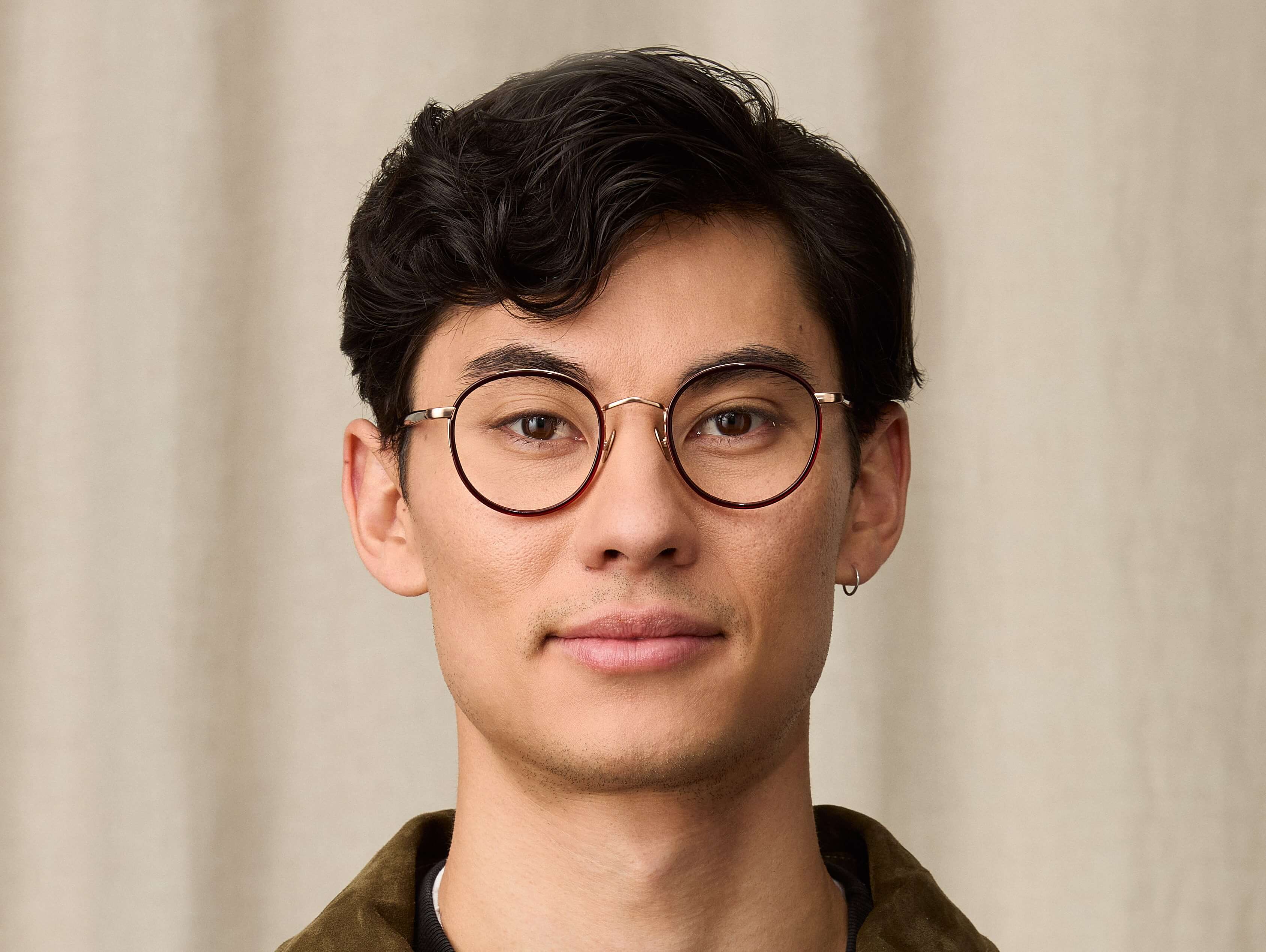Model trägt Moscot Zev in Größe 49, Farbe Burgundy
