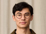 Model trägt Moscot Zev in Größe 49, Farbe Burgundy